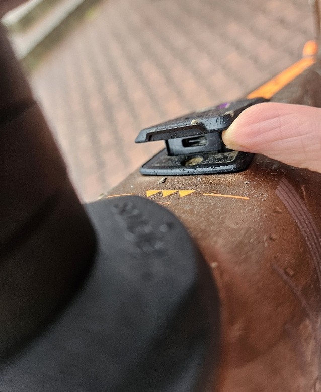 Zbliżenie na port ładowania z klapką.